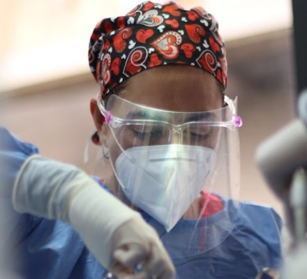 Mejor clínica de extracción de cordales en Bogotá - Odontóloga y cirujana maxilofacial Carolina Gil - experiencia
