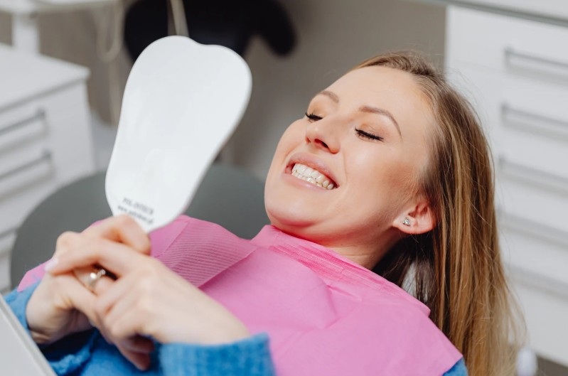 Beneficios implante dental de titaneo-Dra. Carolina Gil