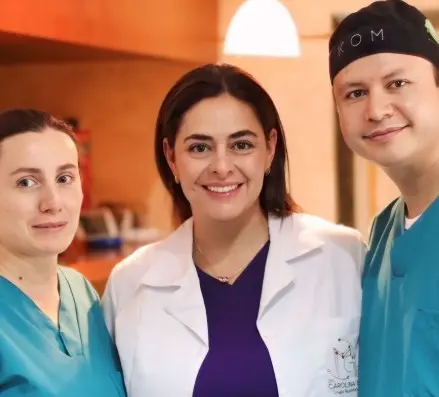 Mejor-clinica-de-extraccion-de-cordales-en-Bogota-Odontologa-y-cirujana-maxilofacial-Carolina-Gil-equipo