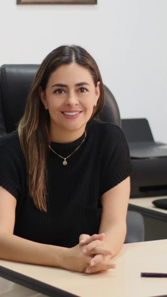 Tienes un diente flojo Entiende qué es periodontitis dental y cómo puede afectar su soporte - Dra Carolina Gil